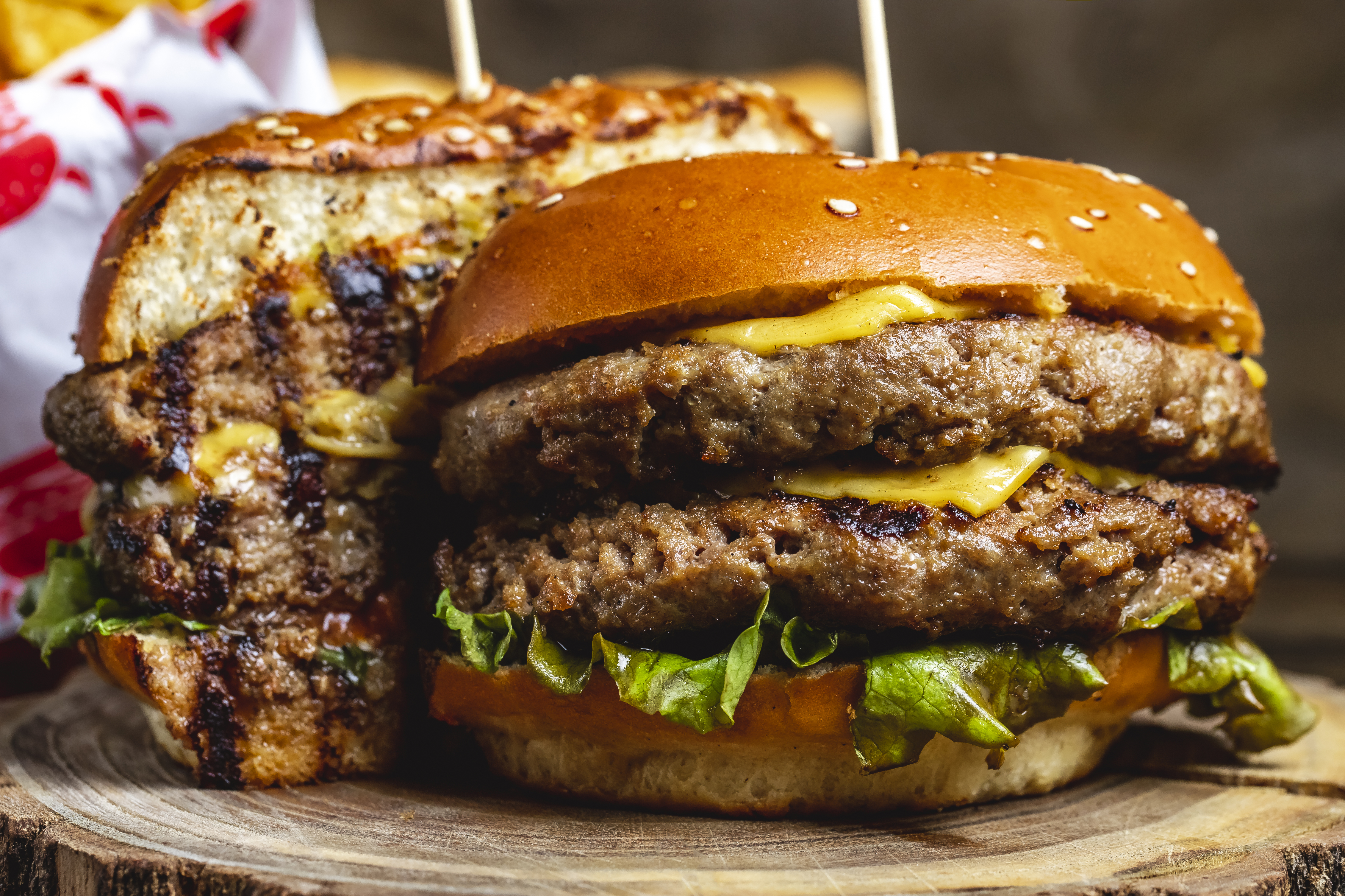 Burger gourmet préparé avec du gibier, servi avec des ingrédients frais